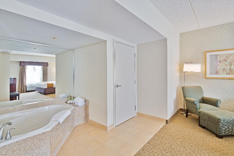 Holiday Inn Express Hotel & Suites Ottawa Airport By Ihg Dış mekan fotoğraf